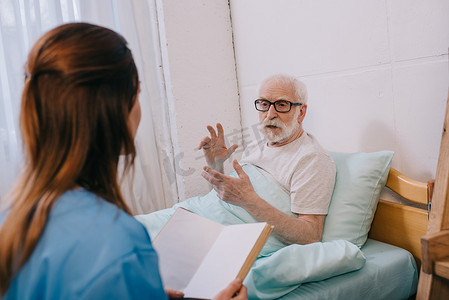 老人病人和护士讨论书的情节