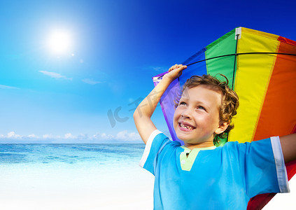 放风筝的小孩摄影照片_孩子玩风筝的海滩