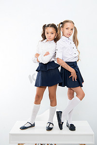 学校时尚。为穿着校服的小女孩设计童装。被白色隔离的小女孩.