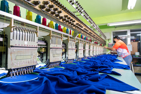 一名从事缝纫机工作的工人，在工业区纺织厂从事刺绣行业，拥有现代化的机械设备和技术体系。选择缝纫机的重点.