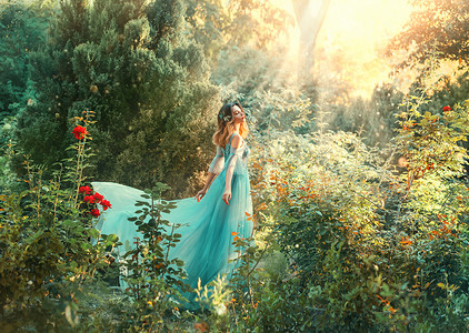 幻想公主喜欢夏天的自然。老式长裙在风中飘扬.女人笑容满面。灵性神光阳光洒脱自由的概念，香水芬芳花朵自然化妆品