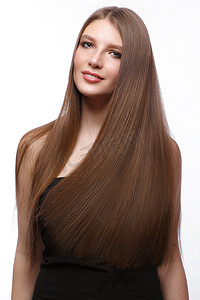 美丽的棕色头发的女孩，有着完美流畅的头发和经典的妆容.