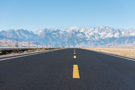 公路和雪山, 道路穿过大峡谷, 新疆安吉海
