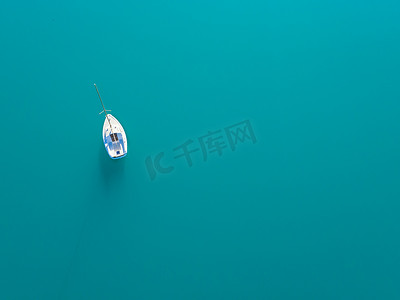 单独的游艇航行上蔚蓝的海水的鸟瞰图