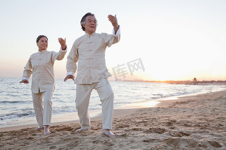 陈式太极拳摄影照片_人练习太极拳在沙滩上的看日落