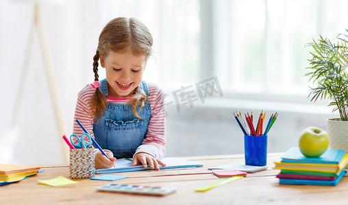 做作业的小女孩摄影照片_在家里做作业、写作和读书的小女孩