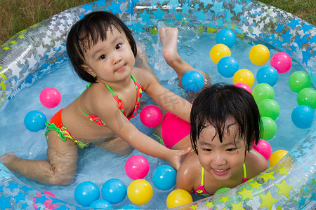 中国女孩摄影照片_亚洲小中国女孩玩，在橡胶充气游泳