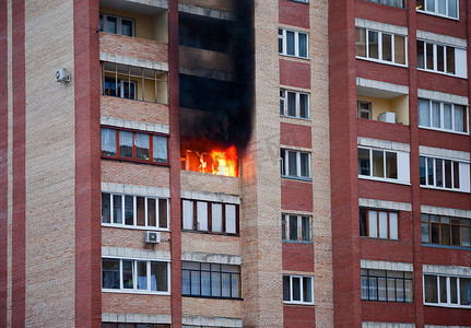 物业简历模板摄影照片_火灾中的一个大的物业单位房子公寓