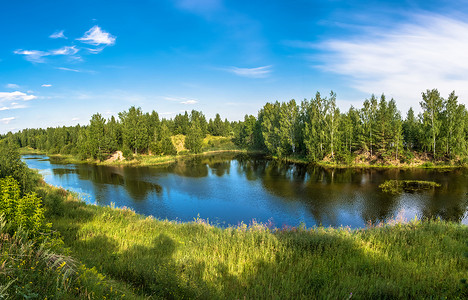 美丽的风景与一个小湖在一个晴朗的夏天天, 俄国. 