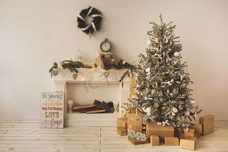 异人之下摄影照片_美丽游玩口巴装饰圣诞树与目前框在它之下的房间
