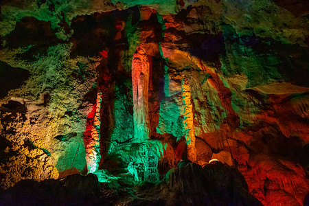 美丽的照亮五彩钟乳石在丹州石花洞，地质公园旁边的海口，海南，中国