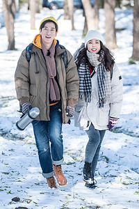冬季年轻夫妇户外郊游