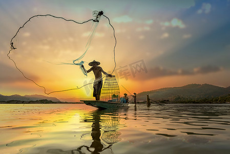 渔民摄影照片_亚洲渔民在湖船捕鱼