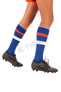 白色的足球足球双腿膝关节袜子和鞋子的背景或