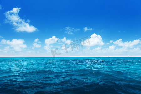 完美的天空和印度洋的海水