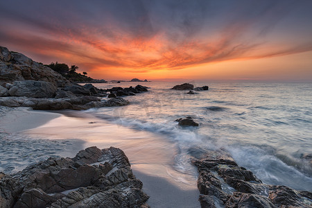 欧莱雅典雅摄影照片_美丽的日落海岸和欧莱雅岛鲁塞在 Balagne 区域 o