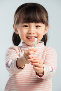 孩子吃零食摄影照片_可爱的小女孩正在吃零食