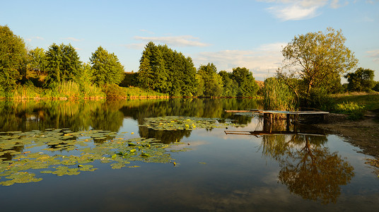 农村湖景观