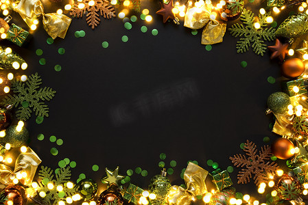 圣诞节或新年背景，有文字的地方。绿色礼品盒、金色蝴蝶结、雪花和球