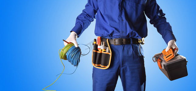 背景与穿制服的电工与工具和电气设备和蓝色背景。前视图