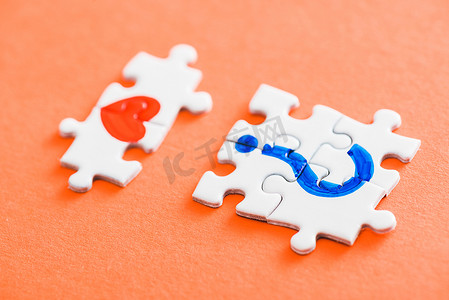 带红色心和蓝色问号在橙色的连接拼图的选择性焦点