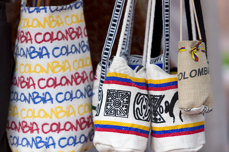 在哥伦比亚波哥大-旅游市场出售的纪念品袋子里