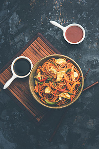 鸡蛋雪兹万/客家面条，流行的中国食物在碗里用筷子。选择性聚焦