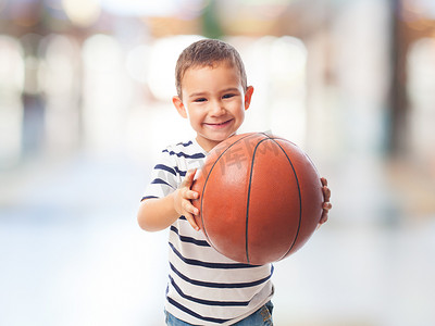 篮子球摄影照片_小男孩拿着篮子球