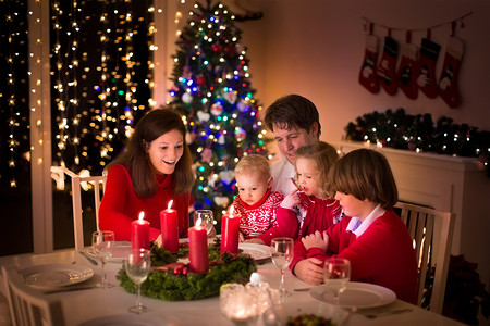 圣诞孩子们摄影照片_家庭在火地方吃圣诞晚餐