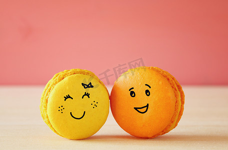 两个可爱的杏仁饼的形象 