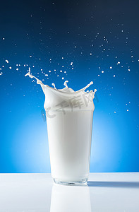 飞溅彩色牛奶牛奶摄影照片_牛奶