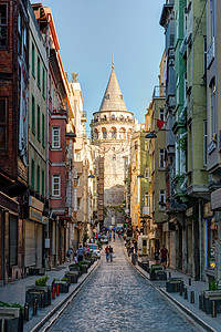 旧窄街与塔塔在土耳其伊斯坦布尔的视图