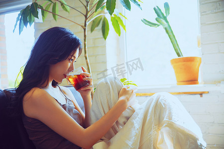 热茶摄影摄影照片_年轻女人在家喝茶休息
