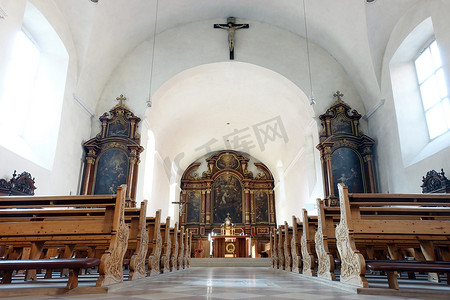 梅兰竹菊图案摄影照片_意大利南蒂罗尔圣马克西米利安梅兰卡普钦教堂的内景