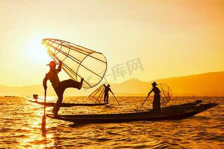 渔民形象摄影照片_传统的缅甸渔民在茵莱湖