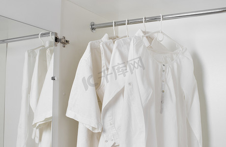 柜子摄影照片_white clean ironed clothes