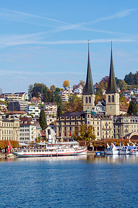 卢塞恩, 瑞士-2017年10月19日: 河的堤 Reuss 与愉快的游览小船和圣 Leodegar 大教堂