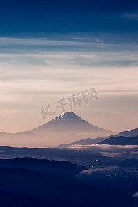 清晨的薄雾在春天的季节里山富士