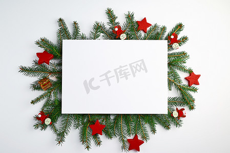 圣诞白色背景摄影照片_祝贺圣诞背景与一个空的白色表
