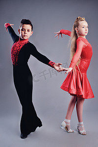 跳交谊舞摄影照片_两个漂亮的孩子跳交谊舞运动