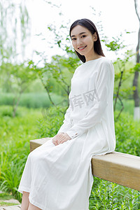 中国女孩穿着一件白色的裙子