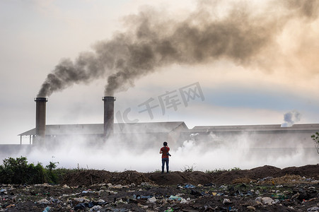 工业烟囱摄影照片_烟囱黑烟及工业废物造成的空气污染.