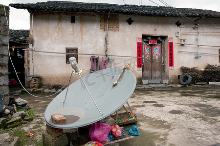 中国家庭日摄影照片_Satellite dish in rural China