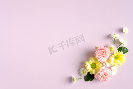 婚背景摄影照片_粉红背景的植物构图。母亲节快乐，生日快乐，结婚纪念日快乐.