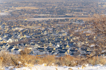 邻居们的景致，栖息在冬季白雪覆盖的丘陵地带