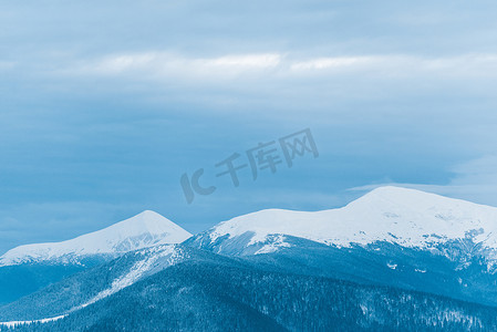 雪山和多云的天空风景