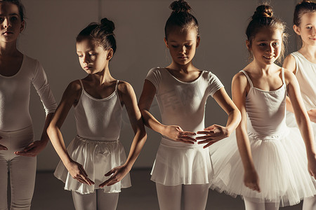 7-8岁的孩子们一起跳古典芭蕾舞剧