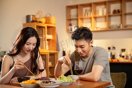 年轻夫妇在家用餐