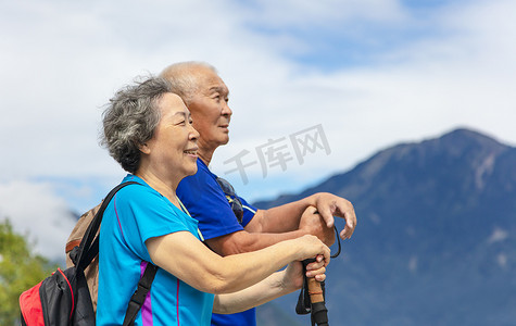 senior摄影照片_happy asian senior couple hiking in nature 