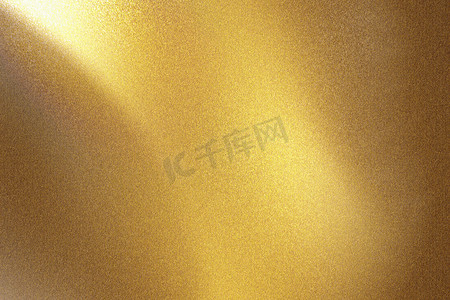 发光的金色金属墙，表面划痕，抽象纹理背景